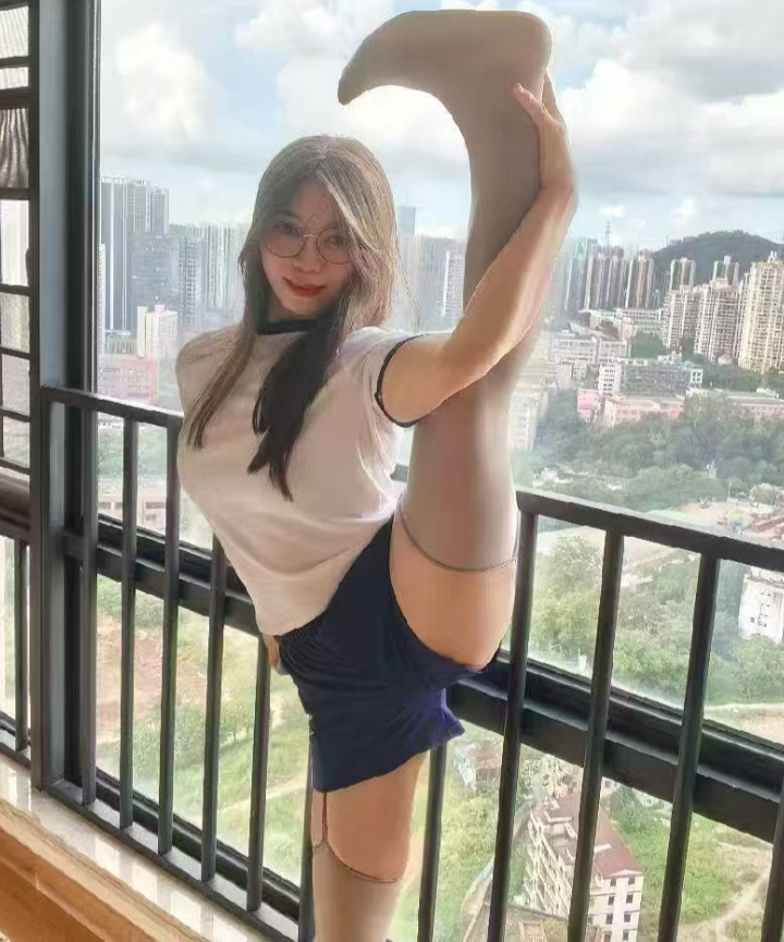 一字马眼镜辣妹琴琴