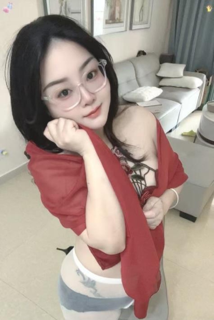 成华惹火眼镜妞糖糖