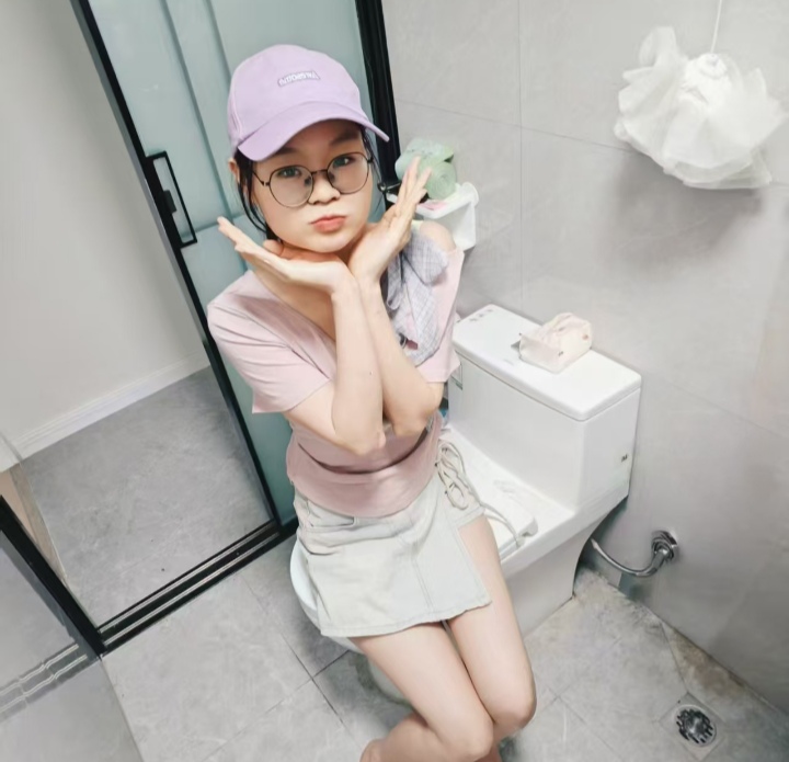 白嫩温柔眼镜妹子