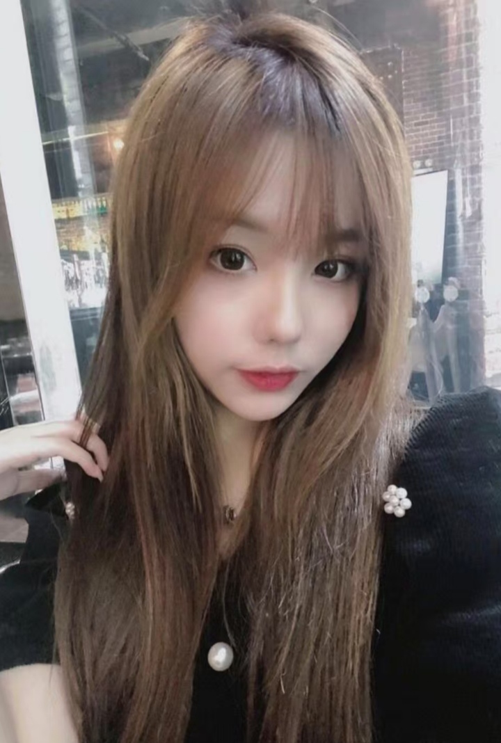 白嫩兼职小甜妹