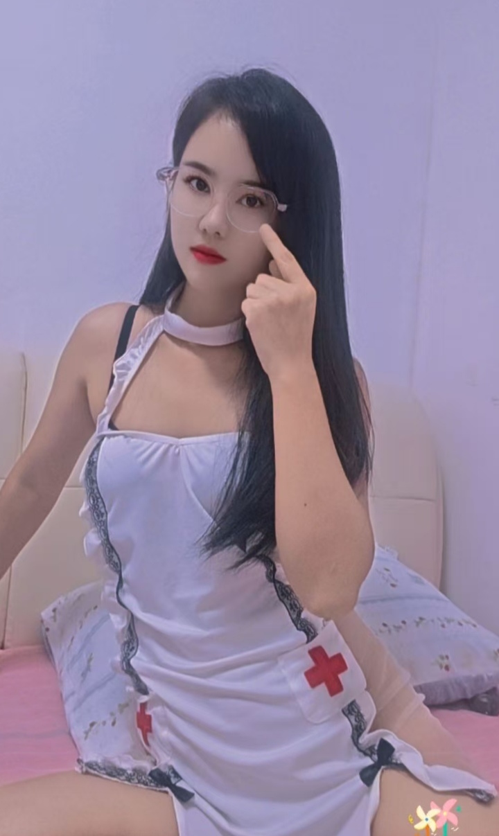 眼镜制服辣妹安琪儿