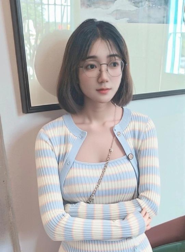 越秀纯欲眼镜小娘子