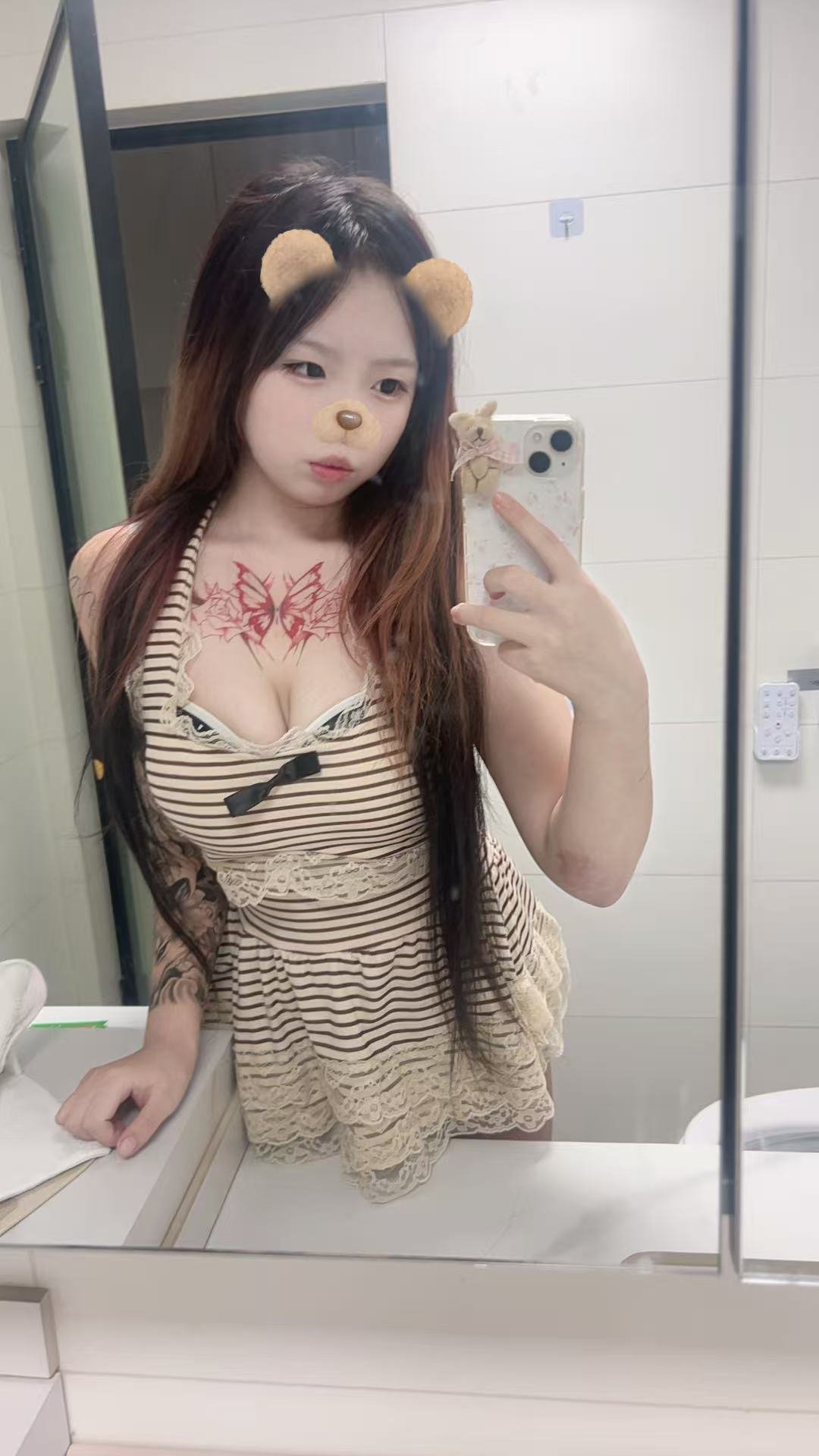 天河岗顶18岁小兮 穴紧多汁，三点粉嫩