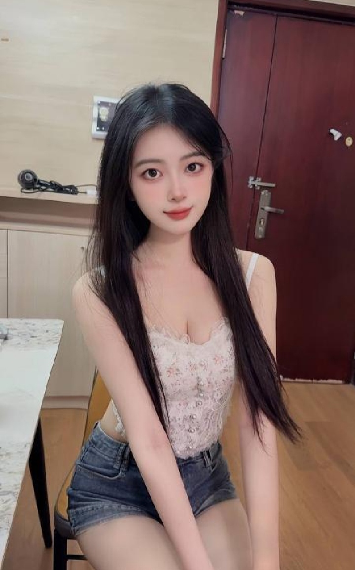 白嫩诱人萱萱小姐姐