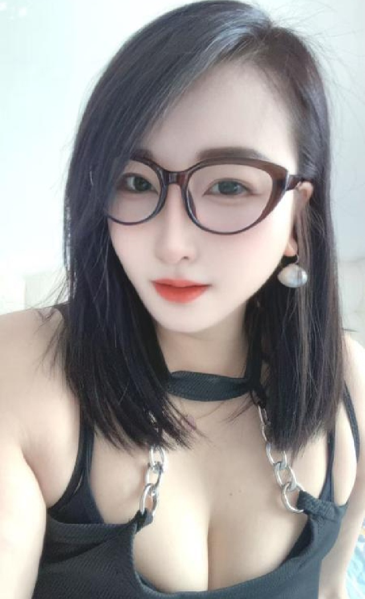 温柔魅惑肥臀眼镜少妇