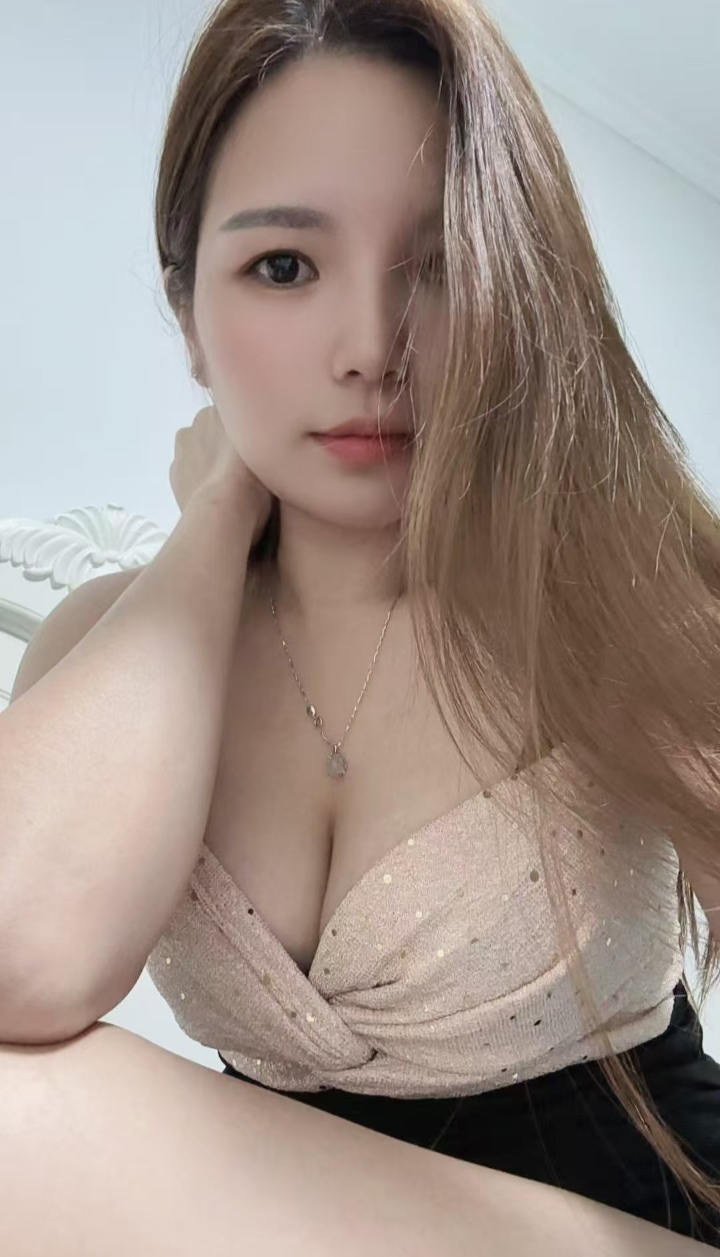 丰满热辣小姐姐桃子