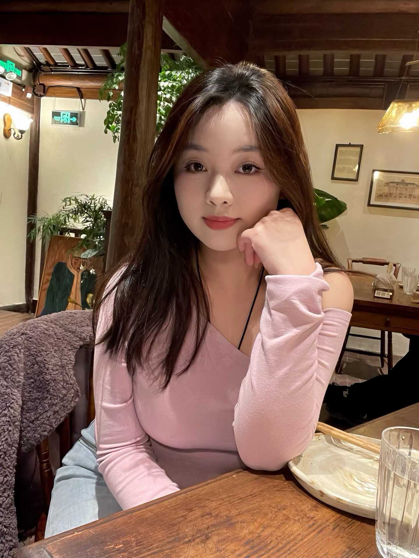 身材凹凸有致，比较健谈的妹妹