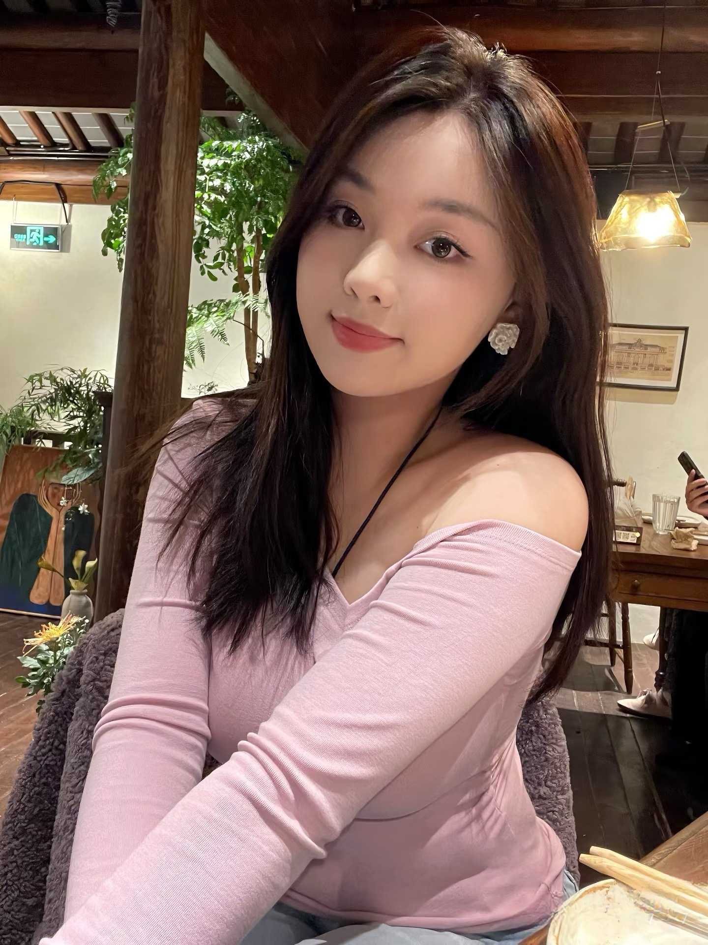 身材凹凸有致，比较健谈的妹妹