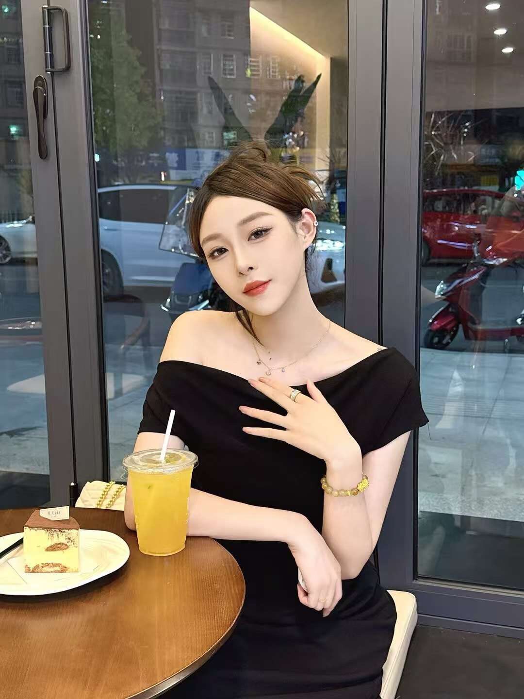 皮肤白皙的兼职御姐