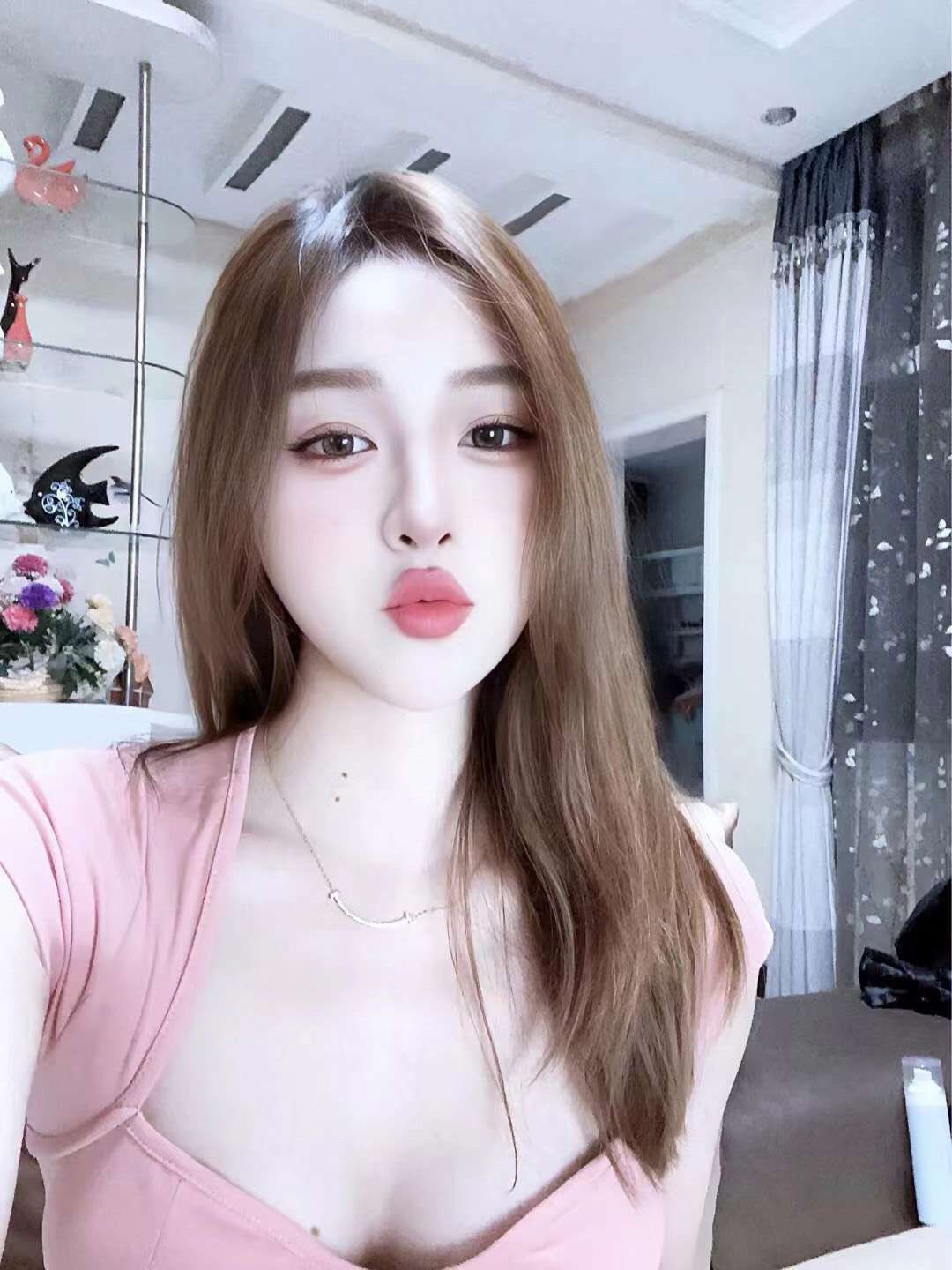 皮肤白皙的兼职御姐