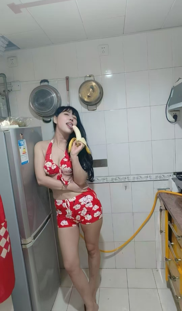 丰满热辣红酒妹