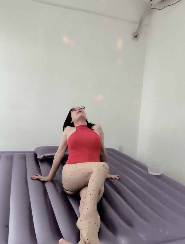 大咪咪绝活眼镜少妇