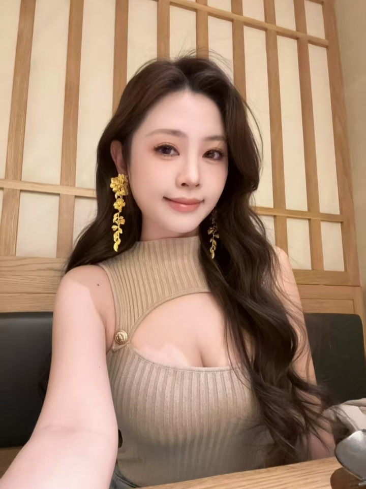 白嫩美乳甜妹宝儿