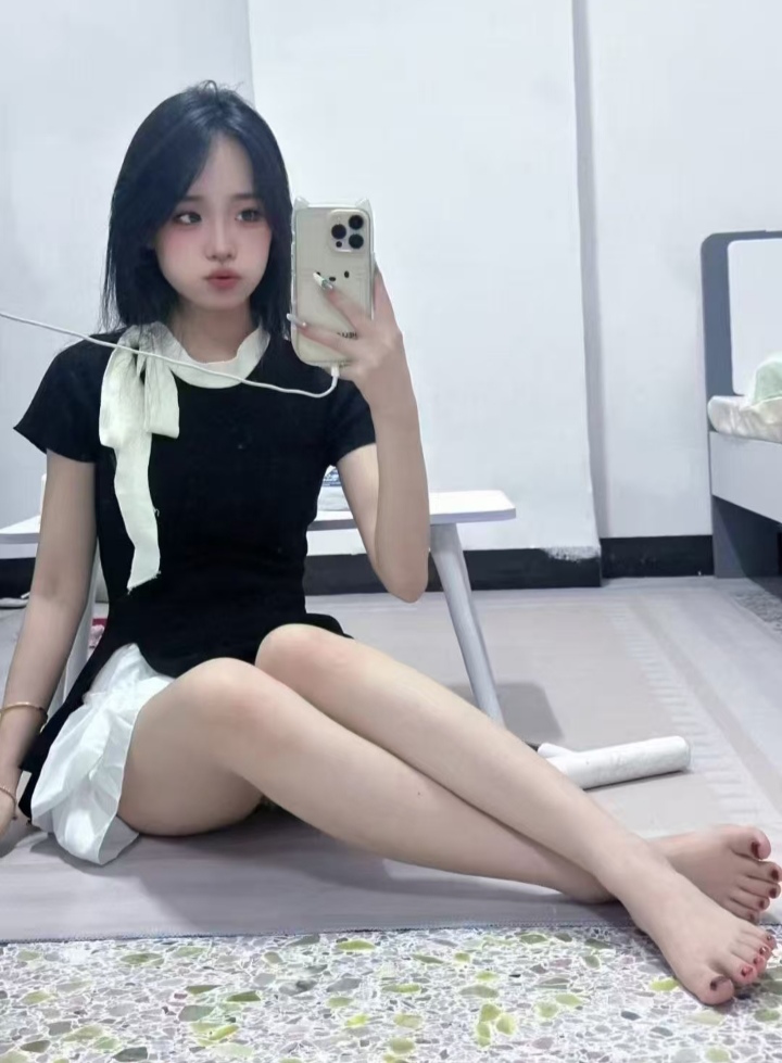 白嫩甜妹牛腩萝卜丁