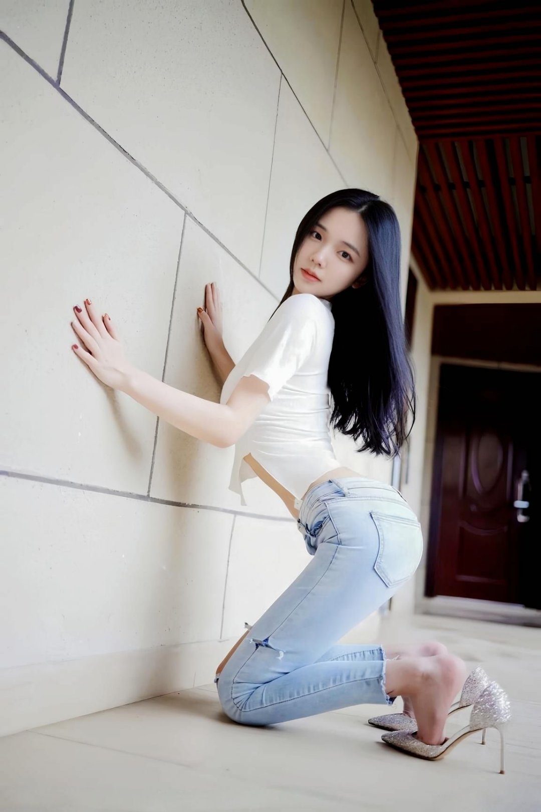 天河岗顶 白嫩性感c奶服务系 新人巧巧