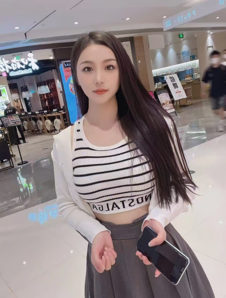 美妞草莓味的冰淇淋