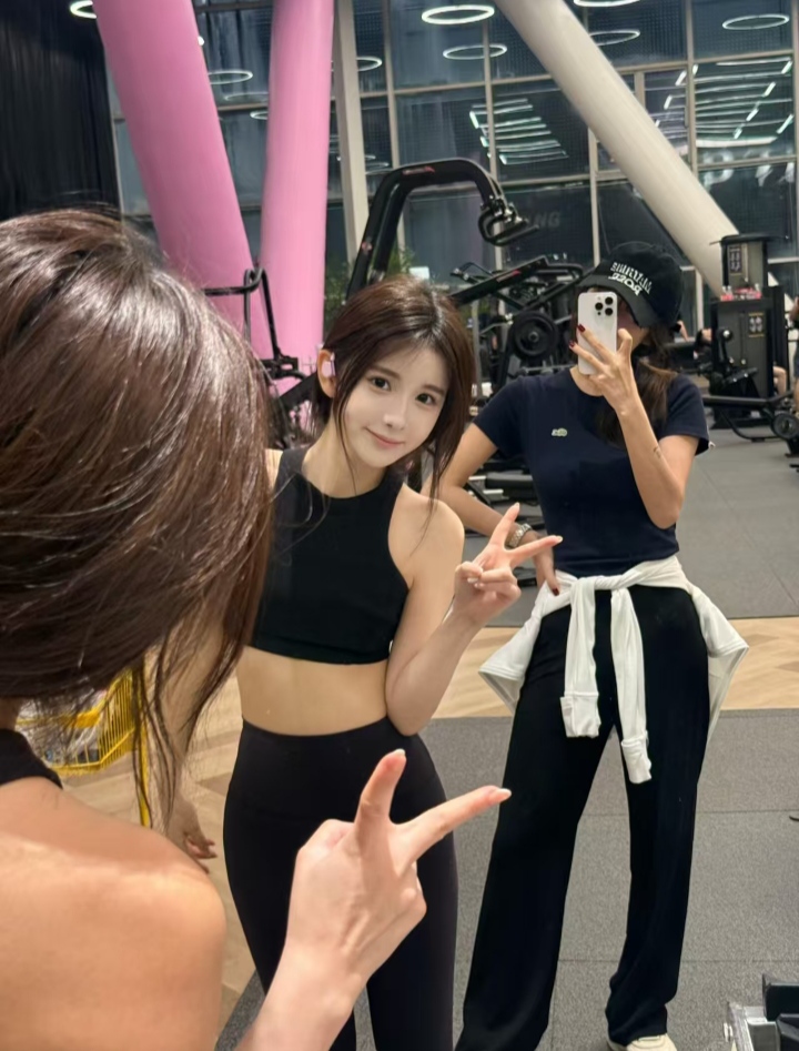 白嫩兼职甜妹小柯溪