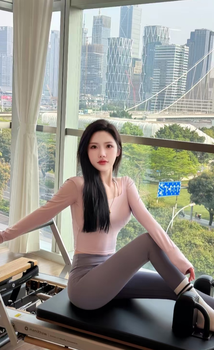 兼职瑜伽辣妹小芳