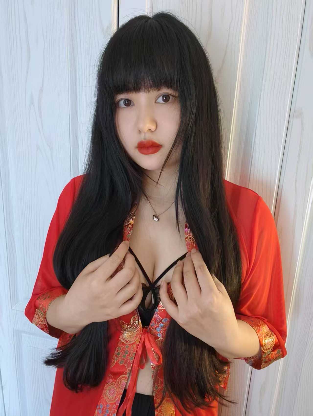 丰满性感喷水小姐姐