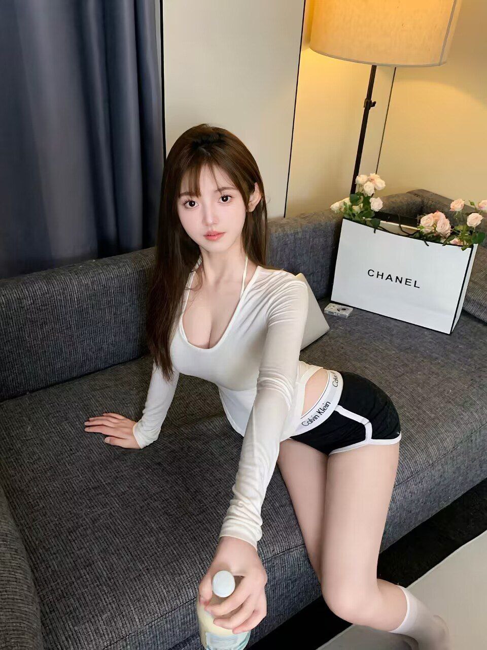 刚下海00兼职嫩妹三点粉