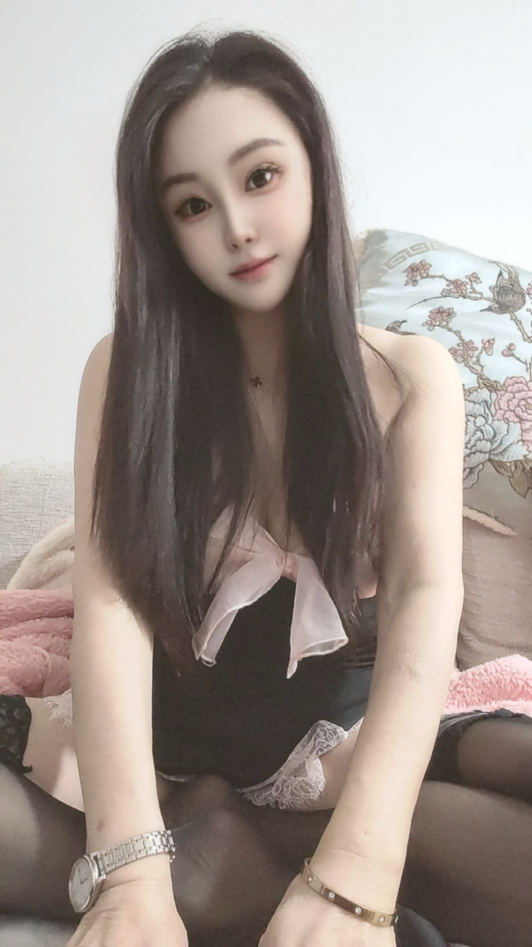 梅花园小雨 本人比照片耐看 极品身材 樱桃小嘴