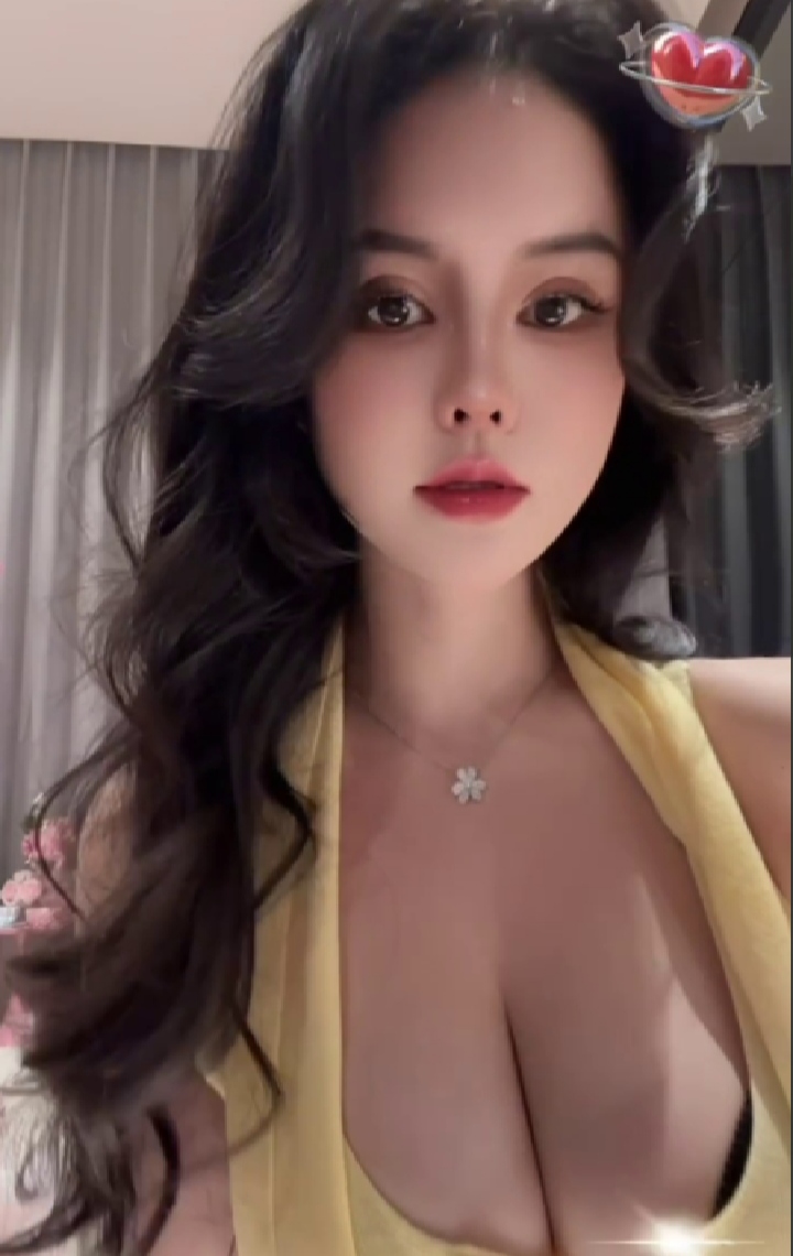 美乳甜妹e奶斯斯