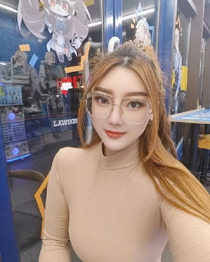 江宁颜值大奶眼镜妞