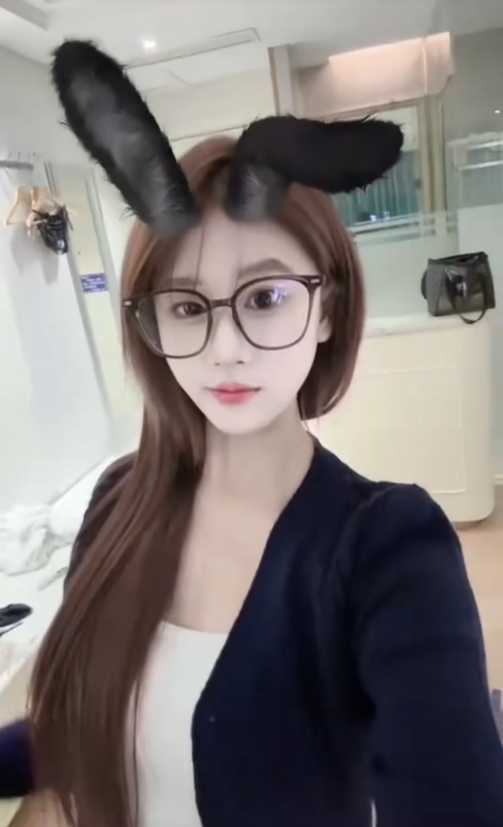 白嫩乖巧甜妹小小