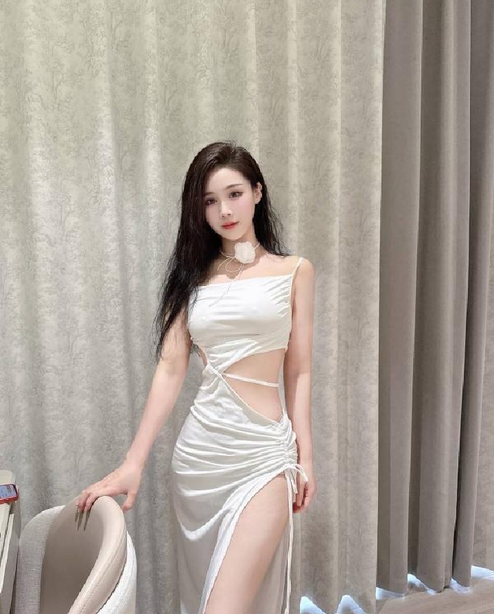 肤白颜值辣妹萱萱