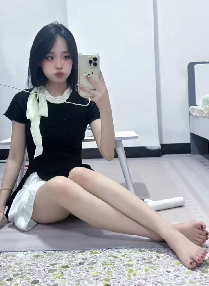 白嫩甜妹牛腩萝卜丁