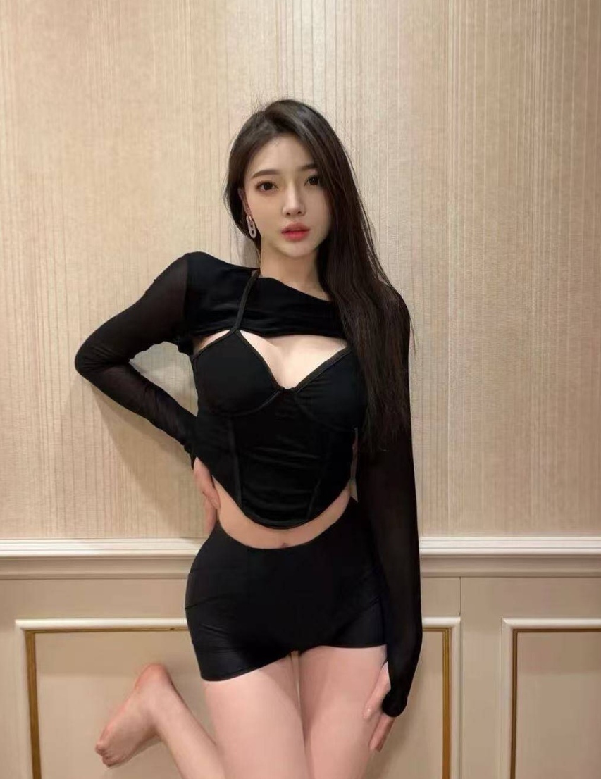 坐标深圳，职业模特，喜欢的加微信私聊