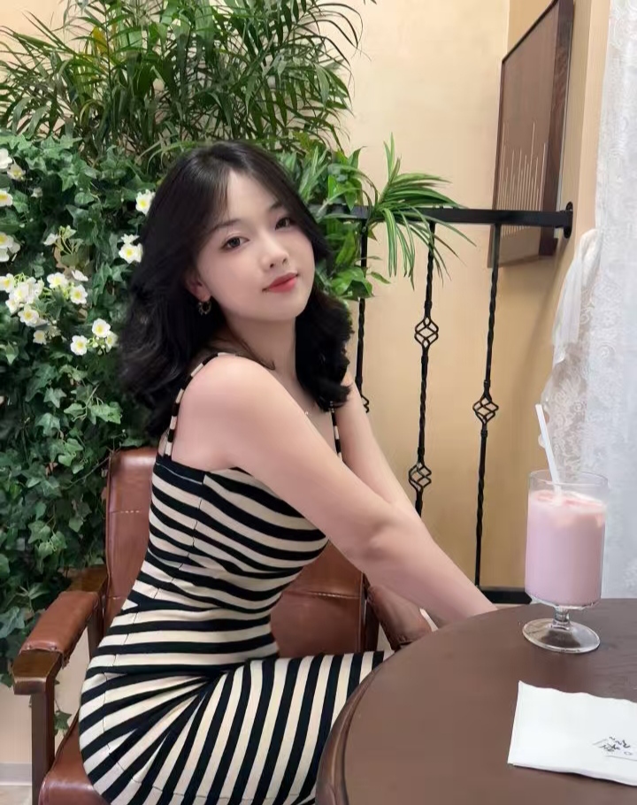 丰满白嫩甜妹果果