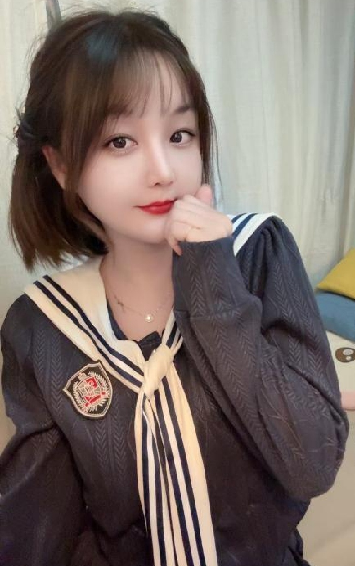 越秀美乳小少妇