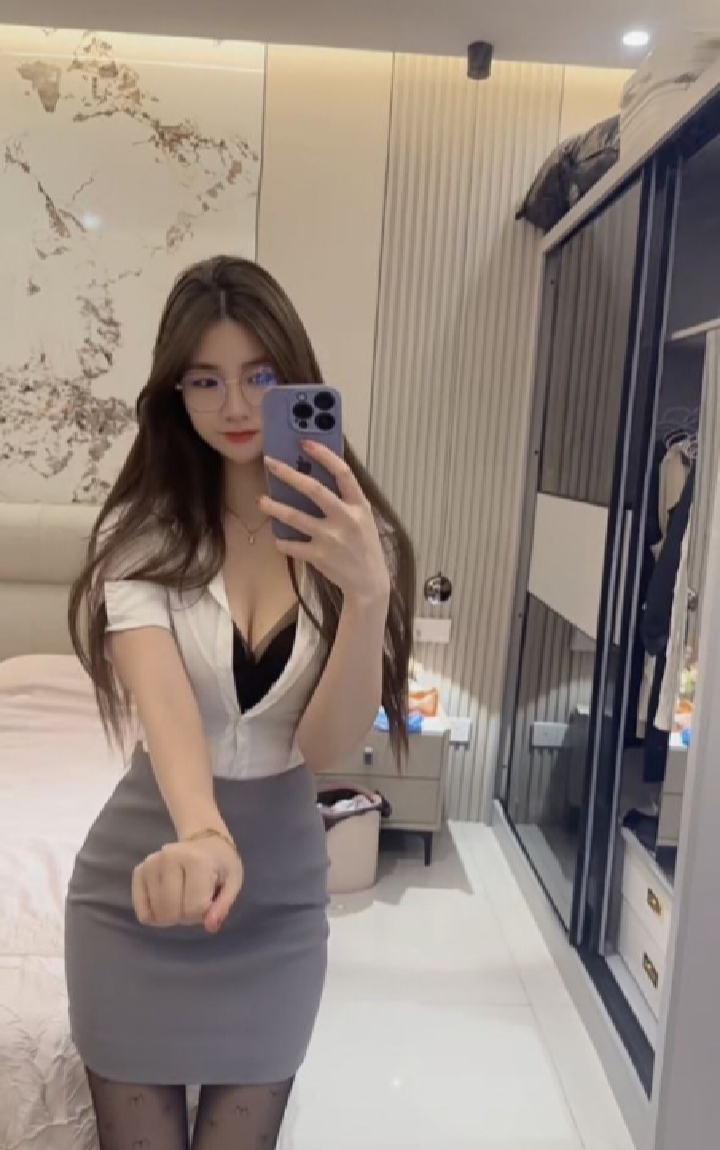 美腿翘臀眼镜尤物一菲