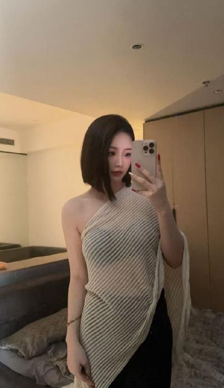 武侯颜值短发御姐