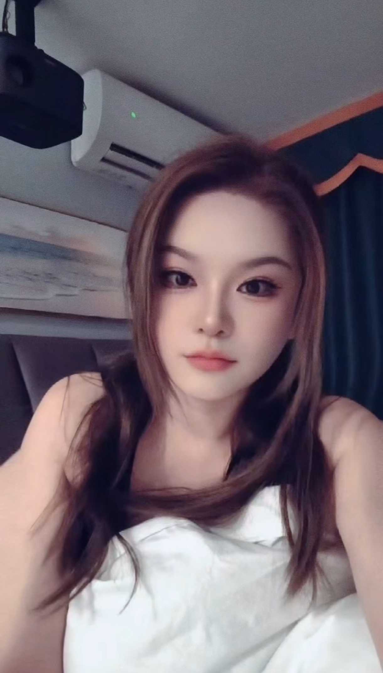 荔湾东沙镇壹城广场 雯雯 可上门 首次来广州