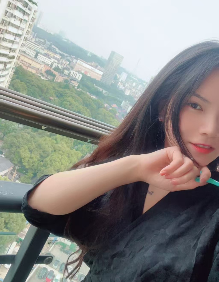 伍家岗长腿辣妹蕊儿