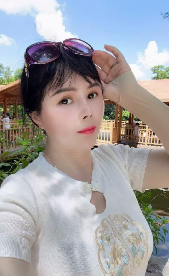 丰乳肥臀美艳人妻