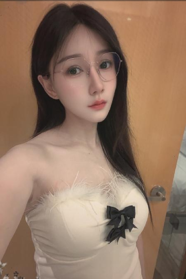 眼镜美妞春节不打烊