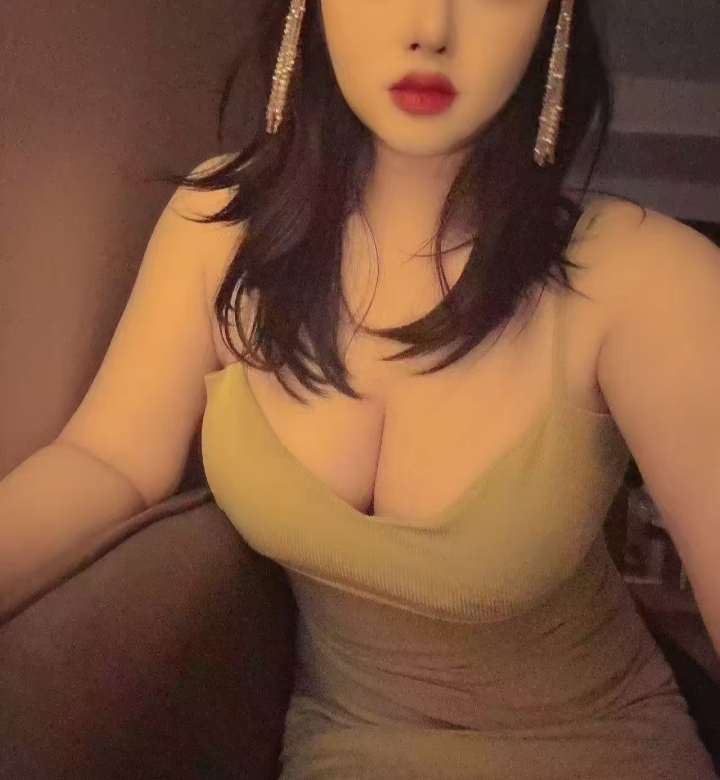 白嫩丰润小姐姐月儿