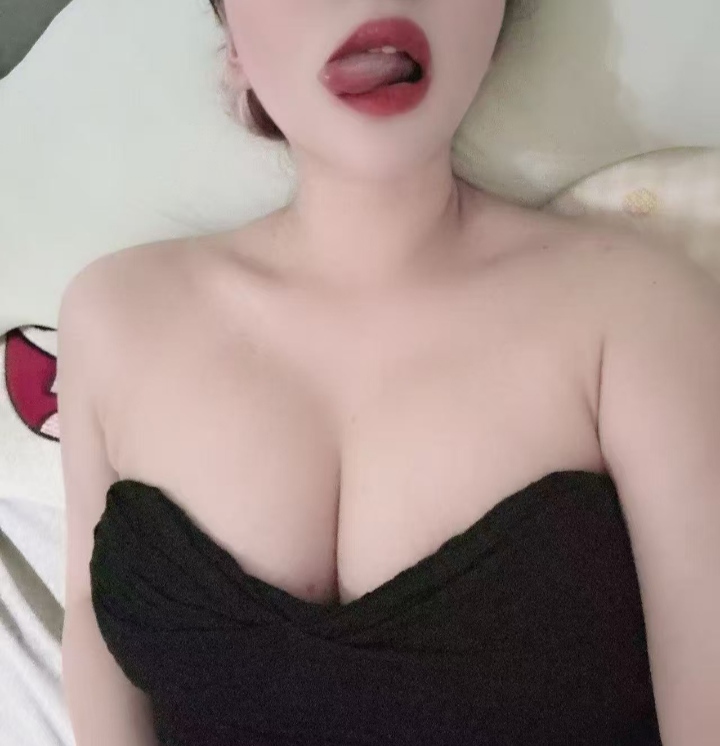 白嫩丰润小姐姐月儿