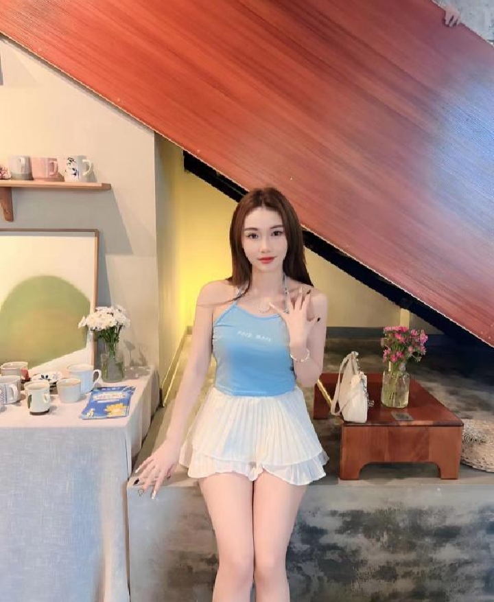 南山白嫩翘臀辣妹