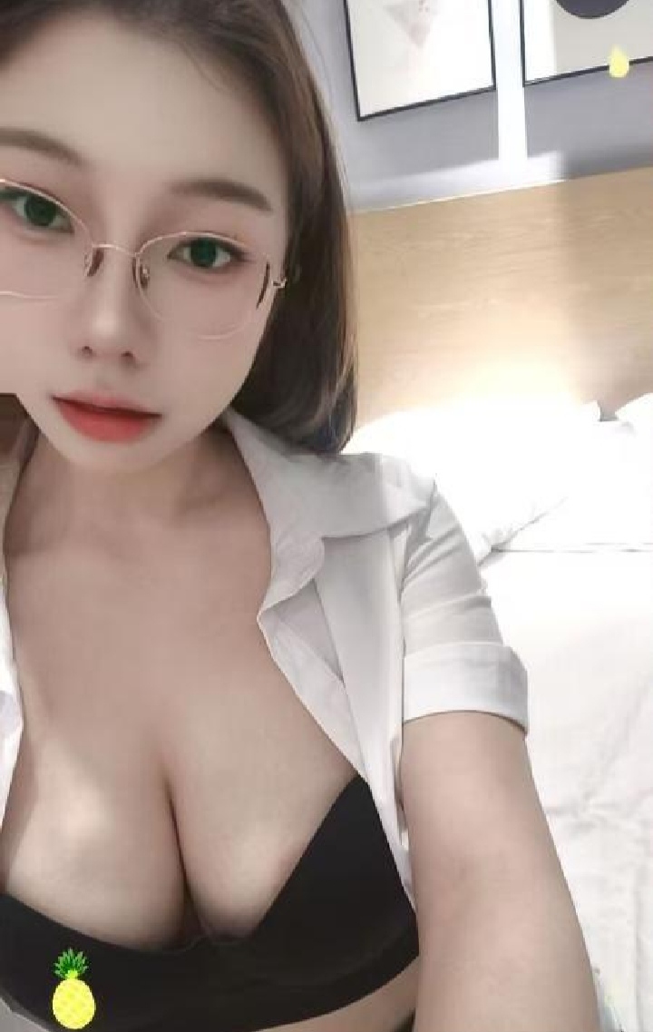 包河眼镜嫩妹艾琳