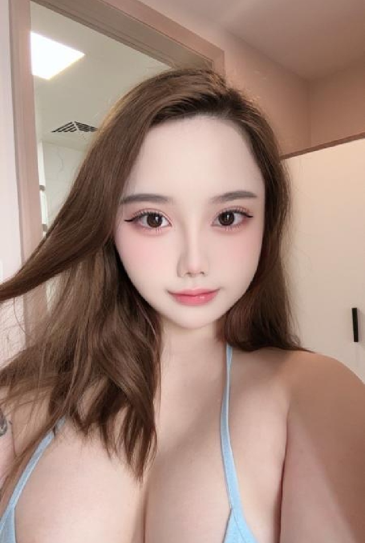 白嫩大肉弹辣妹素素