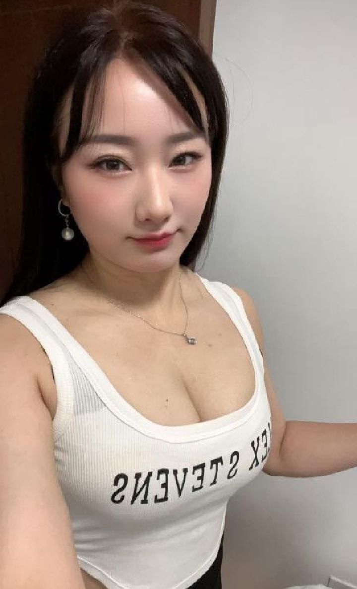 制服大奶辣妹月儿