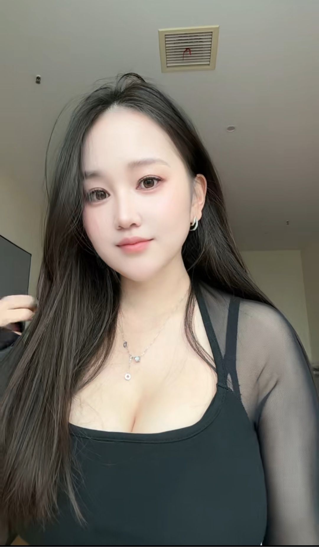 越秀婉婷 典型丰满单身妹子 真人比相更好看