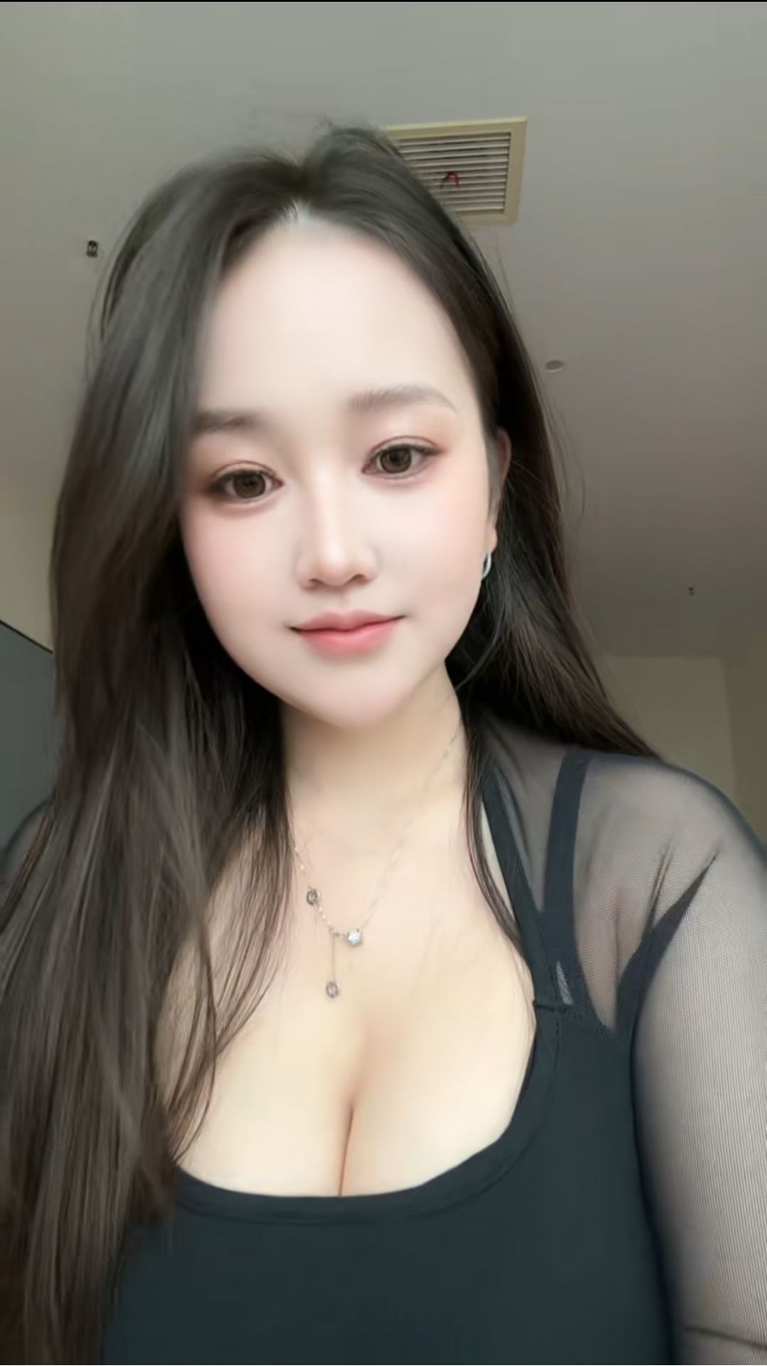 越秀婉婷 典型丰满单身妹子 真人比相更好看