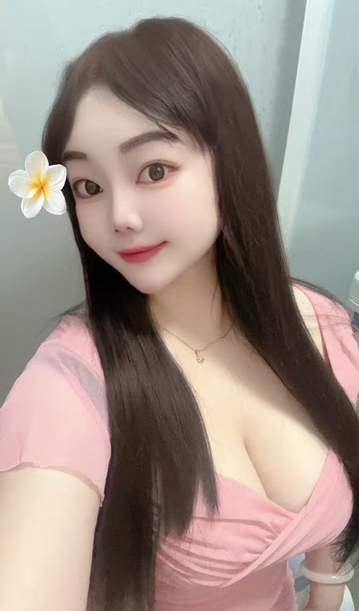 公明白嫩美乳小雪