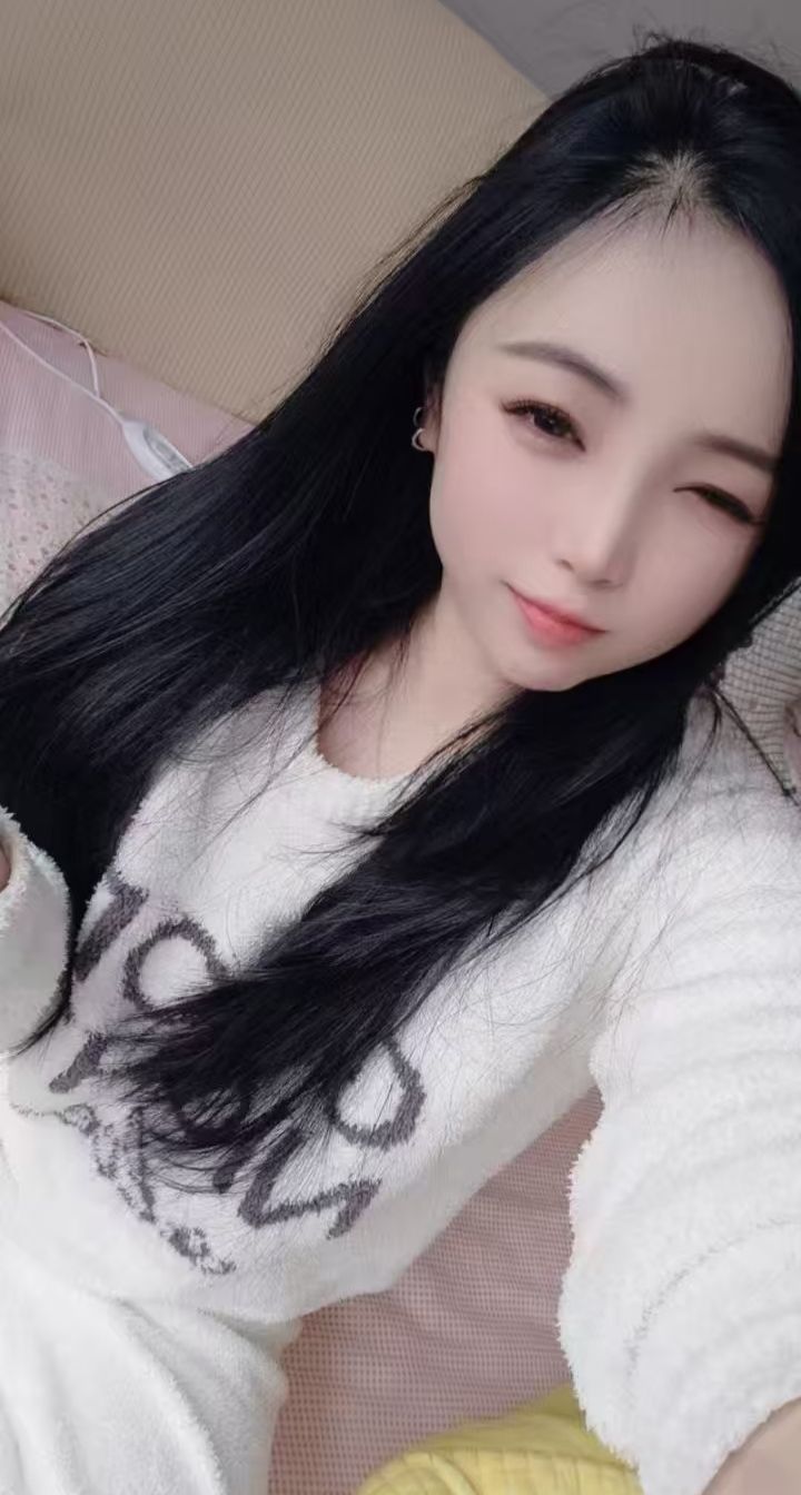 白嫩丰润小姐姐弯弯