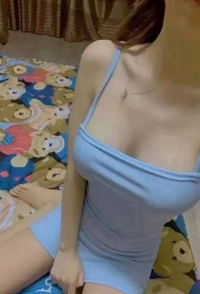 番禺广场小橘子 身材苗条 三点粉嫩 夹攻一流